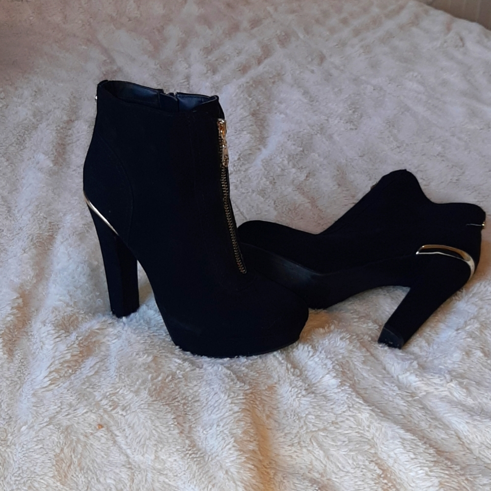 Brand New Guess Boots